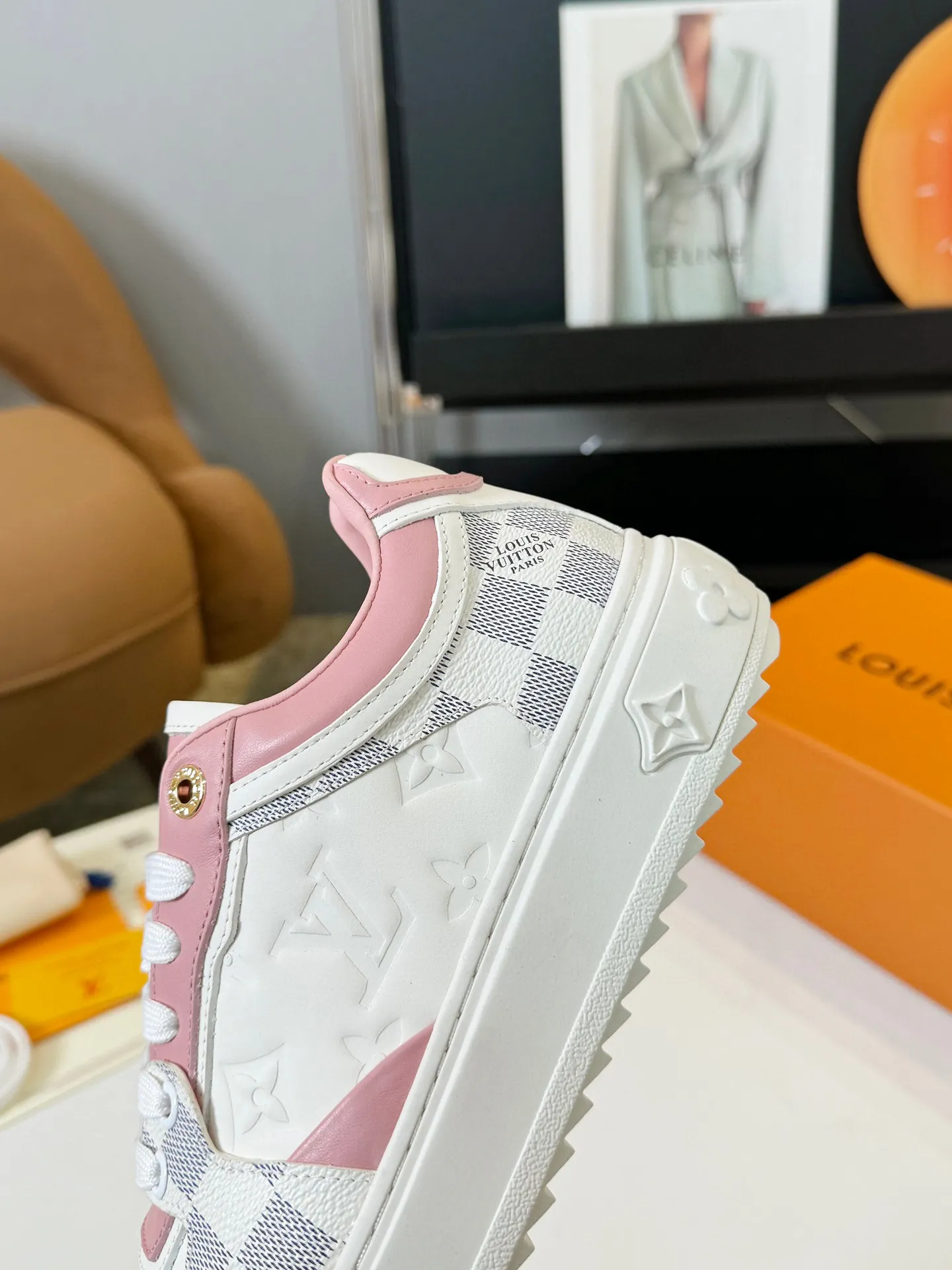 Men's Men's Shoes 💰💰660 Women's LV [Beverly Hills Sports Shoes Series] This Beverly Hills sports shoes are made of grained cow leather with Damier pattern, echoing the current season's leather goods series. The thick rubber outsole is lightweight, and an embossed Louis Vuitton logo adds a branding touch. Padded insole and technical fabric lining enhance comfort.  Detailed Features ♛ Embossed grained cowhide leather ♛ Ultra-lightweight rubber outsole ♛ Louis Vuitton logo on tongue and outsole ♛ Size: 35-40